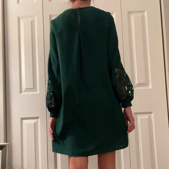 Elegant Green Dress with Lace Sleeves - Picture 3 of 4